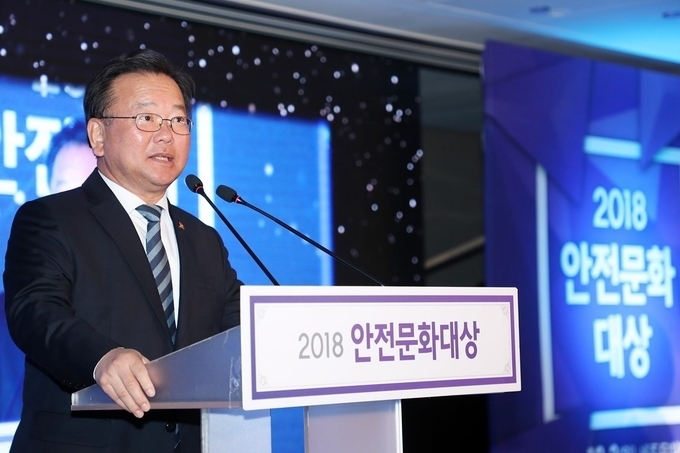 김부겸 장관이 지난 3일 세종문화회관에서 열린 '2018 안전문화대상' 시상식에서 개회 인사말을 하고 있다. 사진/행안부