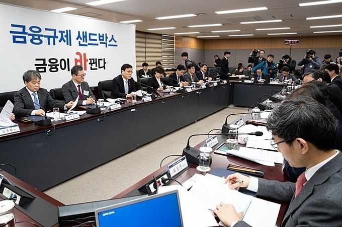 최종구 금융위원장은 1일 서울 종로구 정부서울청사 금융위원회에서 제1차 혁신금융심사위원회를 열어 위원들과 금융규제 샌드박스 준비상황을 점검하고 운영방향을 심의했다. 사진/금융위원회