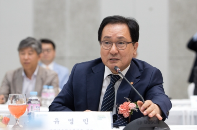 유영민 장관이 5일 이화여자대학교에서 열린 ‘2019년 소프트웨어 중심대학 간담회’에서 인사말을 하고 있다. 사진/과기정통부