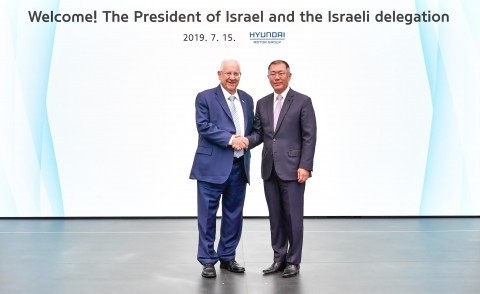 현대·기아자동차 기술연구소에 방문한 레우벤 리블린 이스라엘 대통령과 현대자동차그룹 정의선 수석부회장이 기념촬영을 하고 있다.