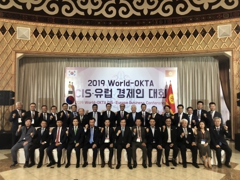 이낙연 국무총리가 키르기스스탄 수도 비슈케크에서 열린 2019 월드옥타 CIS·유럽 경제인대회 개막식에 참석해 한인경제인들과 기념촬영을 하고있다