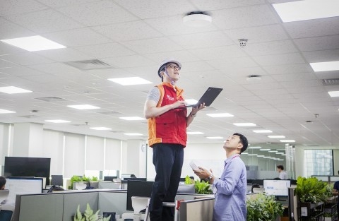 SK텔레콤 구성원들이 분당사옥 5G 기지국에 5GX 인빌딩 솔루션을 적용해최종성능 검증을 하고 있다