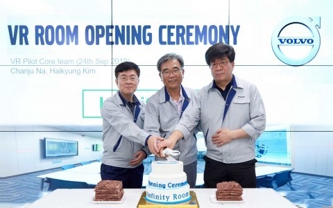 볼보건설기계 경남 창원 연구개발센터가 첨단 VR 시스템 인피니티 룸을 최초 공개하고 왼쪽부터 두 번째 연구개발센터 정대승 부사장과 프로젝트 담당 직원들이 개회식에 참석해 기념촬영하고 있다.