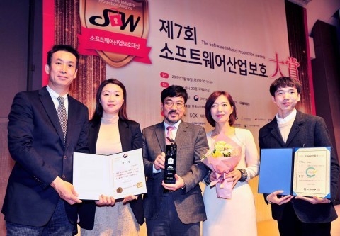 왼쪽 첫번째 최고재무책임자 박상훈 전무와 임직원들이 소프트웨어산업보호대상을 수상하고 기념촬영을 하고 있다