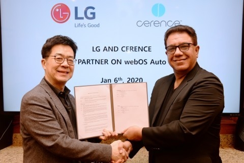 LG전자 CTO 박일평 사장과 쎄렌스 CEO 산자이 다완이 라스베이거스에서 차량용 솔루션을 공동으로 개발하기 위한 양해각서를 체결하고 기념촬영을 하고 있다.(왼쪽부터 )