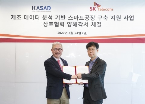 왼쪽부터 한국스마트팩토리데이터협회 김문겸 협회장과 SK텔레콤 최낙훈 Industrial Data 사업유닛장이 스마트공장 구축 지원 사업을 위한 업무 협약을 체결하고 기념촬영을 하고 있다