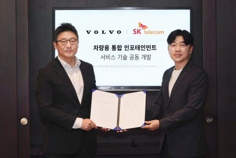 왼쪽부터 볼보자동차코리아 이윤모 대표이사와 SK텔레콤 이종호 모빌리티 사업단장이 차량용 통합 인포테인먼트 서비스 기술 공동 개발 계약을 체결하고 기념촬영을 하고 있다