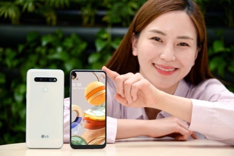 LG전자가 실속형 스마트폰 LG Q61를 출시했다