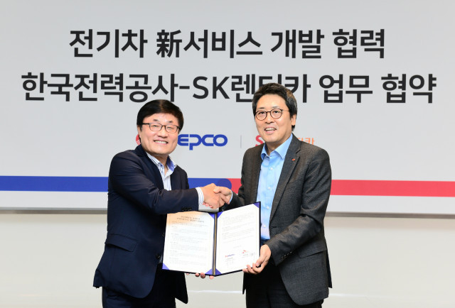 왼쪽부터 현몽주 SK렌터카 대표이사와 이준호 한전 신재생사업처장이 전기차 신서비스 개발 협력을 맺고 기념촬영을 하고 있다