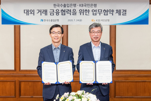 왼쪽부터 방문규 수은 행장과 허인 국민은행장이 업무협약을 체결하고 기념촬영을 하고 있다