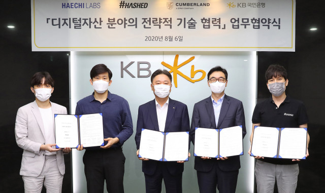 왼쪽부터 문건기·김종호 해치랩스 공동대표, 이우열 KB국민은행 IT그룹 대표, 홍준기 컴벌랜드코리아 대표, 김서준 해시드 대표가 전략적 기술 협력을 위한 업무협약을 체결하고 기념촬영을 하고 있다