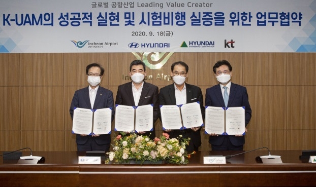 KT 전홍범 부사장, 현대자동차 신재원 부사장, 인천국제공항공사 백정선 여객본부장, 현대건설 서경석 부사장이 업무협약 체결 후 기념 촬영하고 있다