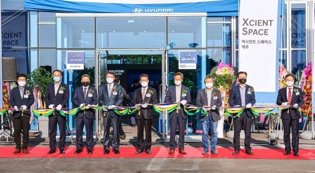 왼쪽부터 정인옥 현대자동차 상용국내사업부장, 김승준 제주도전세버스조합 이사장, 고영철 화물조합 이사장, 안동우 제주시장, 이인철 상용사업본부장, 고재성 레미콘협회장, 김대환 세계 전기차 협회장, 변민수 버스조합 이사장이 엑시언트 스페이스 제주 개소식을 갖고 기념촬영을 하고 있다