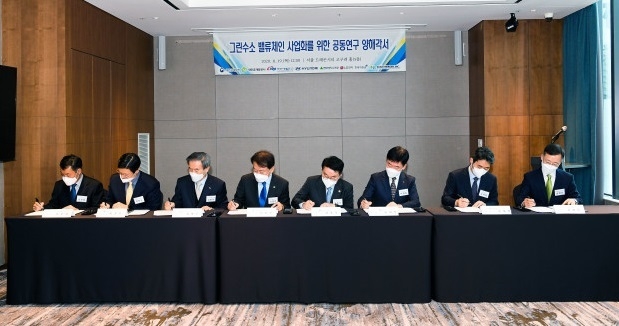 왼쪽부터 김우섭 수소에너젠 대표, 박찬우 현대엔지니어링 인프라산업개발본부장, 김병숙 한국서부발전 사장, 강팔문 새만금개발공사 사장, 양충모 새만금개발청장, 허재철 LG전자 한국영업본부 B2B그룹장, 오재혁 현대자동차 에너지신사업추진실장, 송영선 현대차증권IB본부장이 기념 촬영을 하고 있다