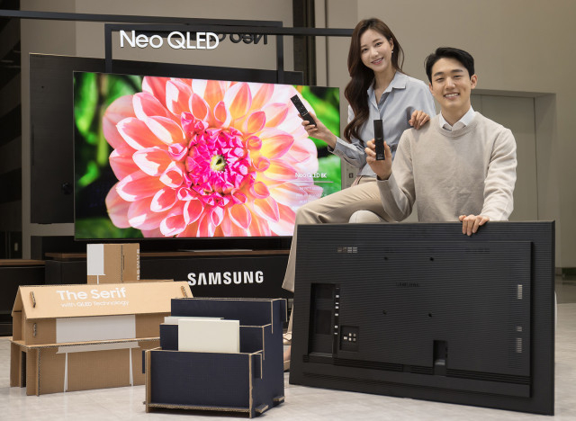 수원 삼성 디지털시티에서 2021년 신제품 Neo QLED TV와 새롭게 적용된 솔라셀 리모컨, 에코 패키지를 소개하고 있다.