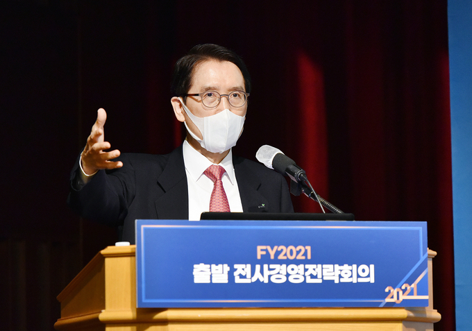 신창재 교보생명 회장이 8일 광화문 교보생명 본사에서 열린 '2021년 출발 전사경영전략회의'에서 올해 경영방침을 '디지털시대 성공 기반 구축'으로 정하고 양손잡이 경영을 본격화하겠다고 밝혔다.