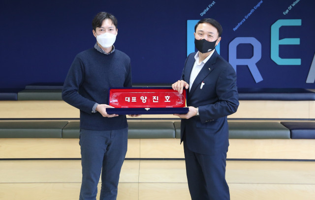 왼쪽부터 씨브이쓰리 양진호 대표와 신한카드 문동권 경영기획그룹장이 명패 증정식을 갖고 기념촬영을 하고 있다.