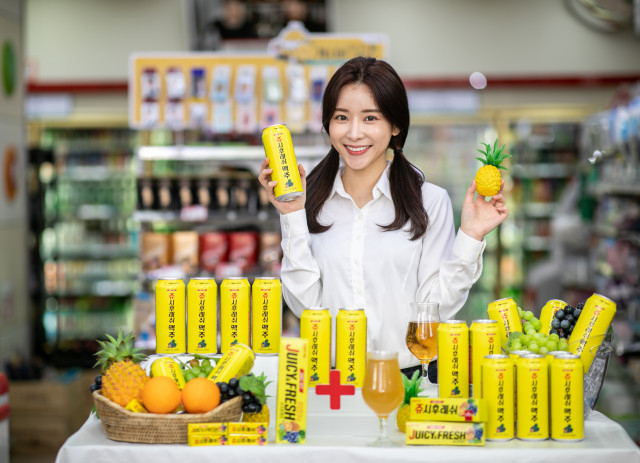 더쎄를라잇브루잉이 세븐일레븐, 롯데제과와 함께 개발한 프리미엄 수제 맥주 ‘쥬시후레쉬 맥주 500㎖’가 전국 세븐일레븐에서 판매를 시작했다.