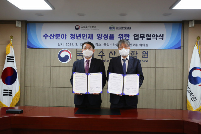 왼쪽부터 국립수산과학원 최완현 원장, 한국농수산대학 조재호 총장.