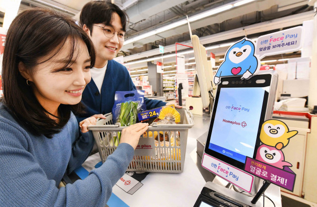 신한카드가 스마트폰 없이 얼굴 인식으로 결제하는 신한 페이스페이를 홈플러스 월드컵점에 도입했다.