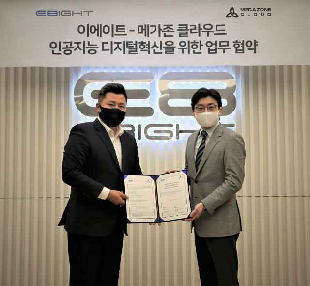 왼쪽부터 이에이트 김진현 대표, 메가존클라우드 이주완 대표가 협약식을 마치고 기념 촬영을 하고 있다