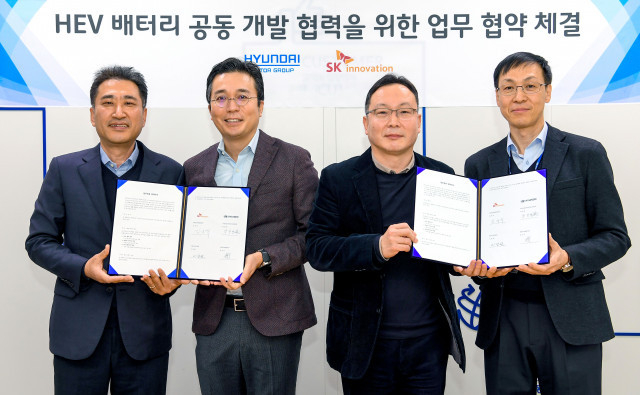 왼쪽부터 현대차·기아 전동화개발센터 최우석 상무, SK이노베이션 김유석 배터리마케팅본부장, 현대차·기아 파워트레인부품구매사업부 박찬영 상무, SK이노베이션 이장원 배터리연구원장이 협약식에서 기념 촬영을 하고 있다.
