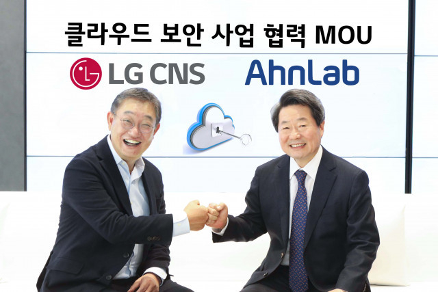 왼쪽부터 LG CNS DTI사업부 현신균 부사장과 안랩 강석균 대표가 클라우드 보안 사업 협력을 위한 업무 협약 체결 뒤 기념 촬영을 하고 있다.