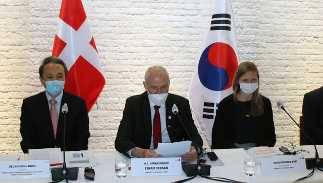 왼쪽부터 홍승봉 삼성서울병원 교수, 아이너 옌센 주한덴마크대사, 니나 보라르 보울 주한덴마크대사관 보건 참사관이 10일(월) 서울시 성북구 주한덴마크대사 관저에서 열린 제4차 ‘한-덴마크 일차 보건의료 및 정신건강’ 세미나에 참석하고 있다.