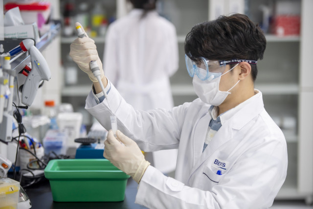 베르티스 연구원이 혈액 내 표적 단백질을 연구하고 있다.