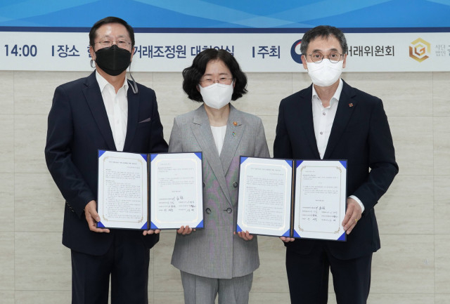 왼쪽부터 글로벌프랜차이즈협의회 이승창 협회장, 공정거래위원회 조성욱 위원장, 투썸플레이스 이영상 대표이사가 협약을 맺고 기념촬영을 하고 있다.