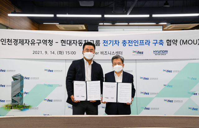 왼쪽부터 현대차·기아 김흥수 상품본부장 겸 EV사업부장(전무)과 인천경제자유구역청 이원재 청장이 협약식에서 기념 촬영을 하고 있다.