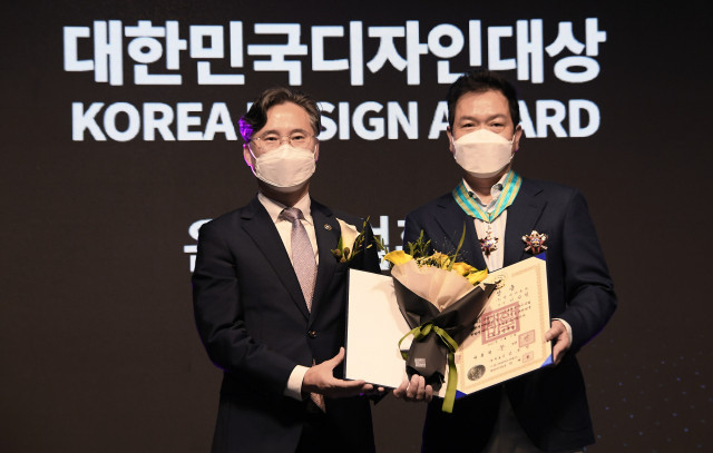 왼쪽부터 박진규 산업통상자원부 1차관과 현대차 이상엽 전무가 대한민국디자인대상 시상식에서 기념 촬영을 하고 있다.