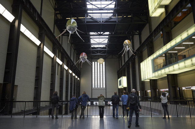 현대 커미션: 아니카 이: In Love With The World 전시 전경(출처: Hyundai Commission: Anicka Yi: In Love With The World Tate Modern 2021. Photo © Tate (Ben Fisher Photography))
