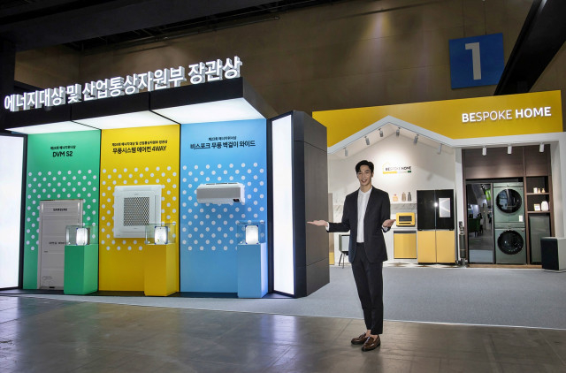 삼성전자 모델이 2021 대한민국 에너지대전 전시장에서 기념 촬영을 하고 있다.
