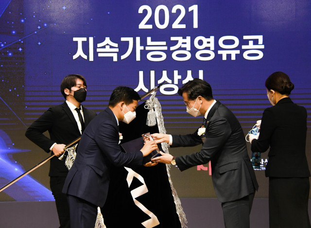 왼쪽 두 번째부터 기아 김상대 기업전략실장이 산업통상자원부 박진규 차관으로부터 ‘2021 지속가능경영유공 정부포상’ 국무총리 표창을 수상하고 있다.