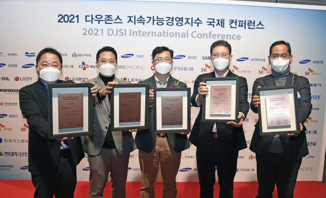 왼쪽부터 현대자동차 박재하 상무, 현대모비스 이현복 상무, 현대제철 최해진 실장, 현대건설 문제철 상무, 현대글로비스 김효준 상무가 DJSI 월드지수 편입 인증패를 받은 후 기념 촬영을 하고 있다.