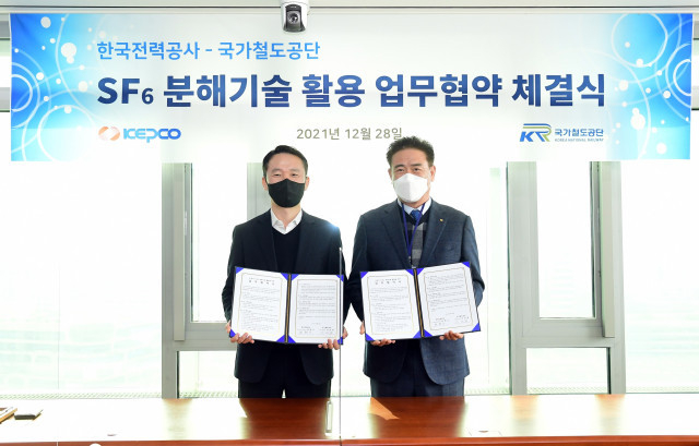 왼쪽부터 최현근 한전 전력혁신 본부장과 이인희 철도공단 기술본부장이 체결식에서 기념 촬영을 하고 있다.