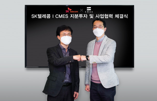 왼쪽부터 최낙훈 SKT 스마트팩토리 CO 담당과 씨메스 이성호 대표가 기념 촬영을 하고 있다.