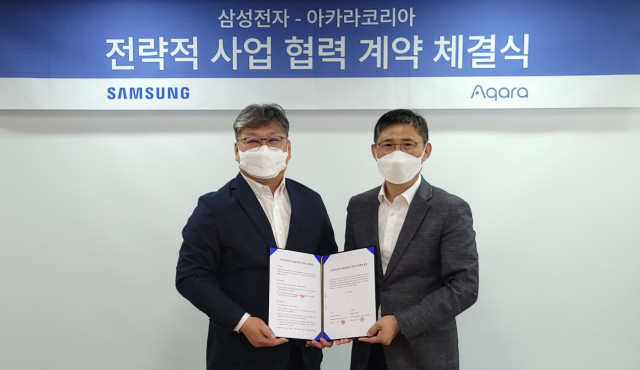 삼성전자 한국총괄 B2B솔루션그룹장 임영수 상무와 아카라코리아 김현철 대표이사가 전략적 사업 협력 계약 체결식에서 기념 촬영을 하고 있다.