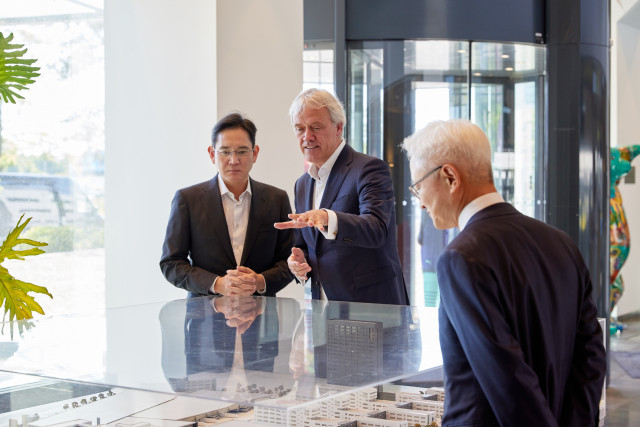 이재용 삼성전자 부회장이 네덜란드 에인트호번에 있는 ASML 본사에서 피터 베닝크(Peter Wennink) ASML CEO와 협력 방안을 논의하고 있다.