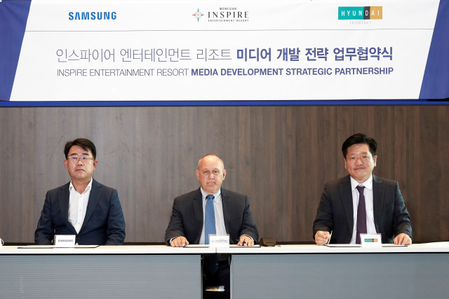왼쪽부터 오치오 삼성전자 한국 총괄 부사장, 레이 피놀트(Ray Pineault) 모히건 대표, 류성택 현대퓨처넷 대표가 업무 협약식에서<br>
기념 촬영을 하고 있다