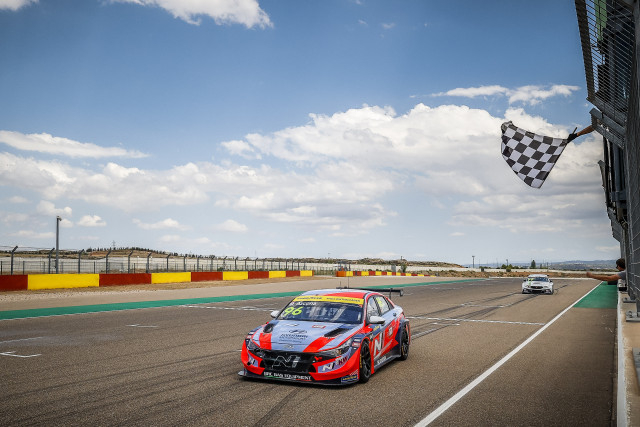 현대자동차 엘란트라 N TCR (국내명 아반떼 N TCR)이 2022 WTCR 스페인 대회에서 결승선을 통과하고 있다.