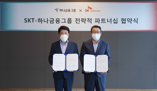 왼쪽부터 함영주 하나금융그룹 회장과 유영상 SKT 사장이 협약식에서 기념 촬영을 하고 있다.
