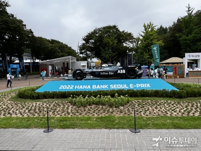 전시되어있는 포뮬러E 레이스카 GEN2차량