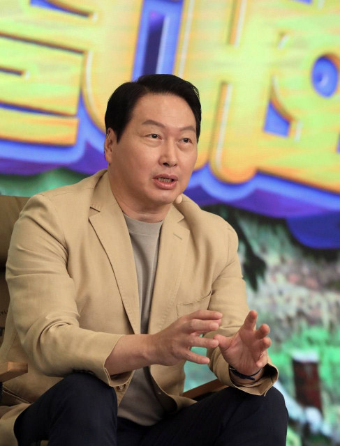 최태원 SK 회장이 ‘이천포럼 2022’ 마무리 세션에 참석해 임직원들과 ESG 경영을 강화하는 방안에 대해 이야기를 나누고 있다.