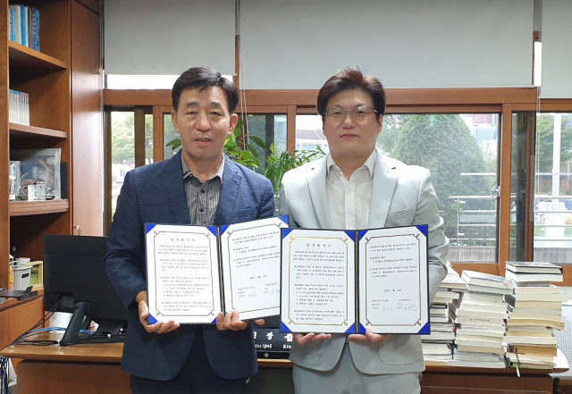 인공지능(AI) 교육 프로그램 운영을 위한 MOU 체결식. 왼쪽부터 경복초등학교 김정곤 교장, 블루바이저시스템즈 황용국 대표