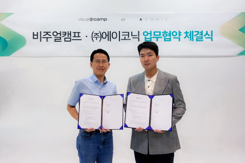 왼쪽부터 비주얼캠프 석윤찬 대표와 에이코닉 김규식 대표가 협약 체결 후 기념 촬영을<br>
하고 있다