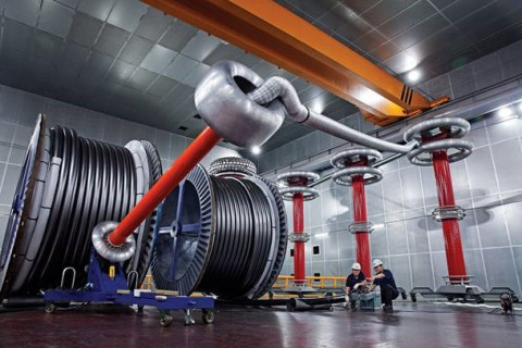LS전선 직원들이 525kV HVDC 케이블의 상용화를 위한 테스트를 하고 있다