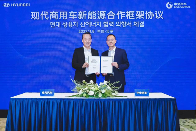 왼쪽부터 현대자동차그룹 중국 유한공사(HMGC) 이혁준 전무와 CCM 쉬중차오 총경리가 기념 촬영을 하고 있다.