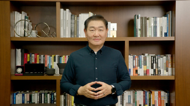 삼성전자 한종희 대표이사 부회장이 영상을 통해 개회사를 하고 있다.